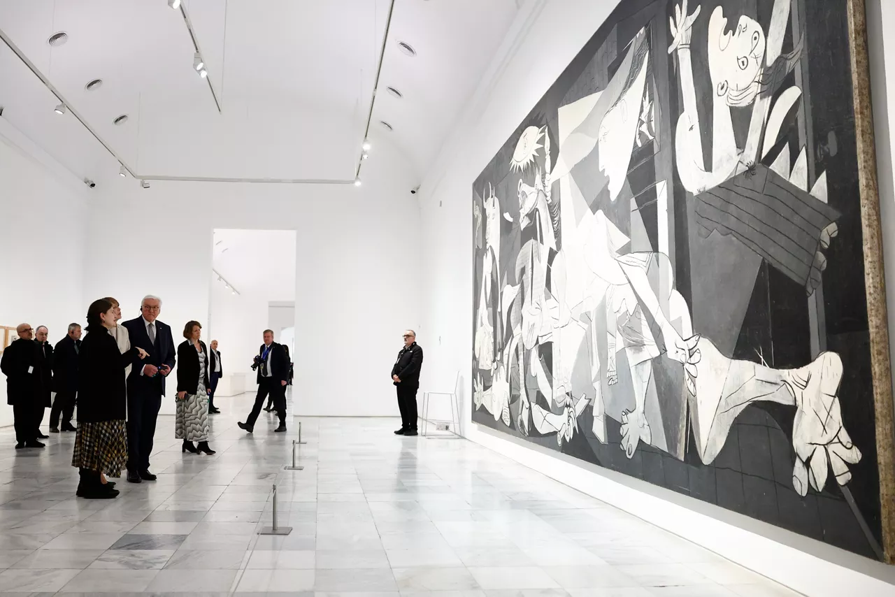 MADRID, 26/11/2025.- El presidente de la República de Alemania, Frank-Walter Steinmeier (4d) y su esposa, la primera dama, Elke Büdenbender (5d) junto al "Gernika", de Pablo Picasso, durante su recorrido por el Museo Reina Sofía, dentro de su visita de Estado, este miércoles en Madrid. EFE/ Rodrigo Jiménez
