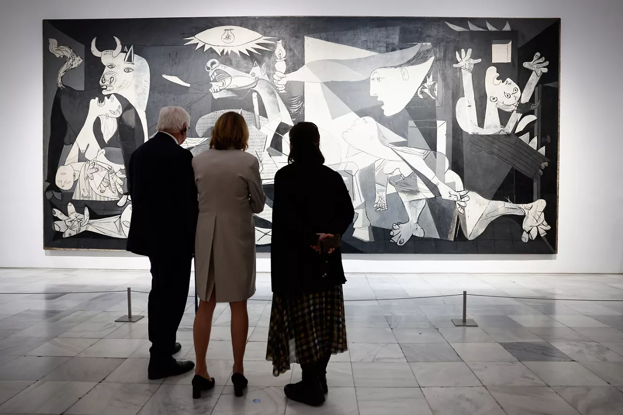 MADRID, 26/11/2025.- El presidente de la República de Alemania, Frank-Walter Steinmeier y su esposa, la primera dama, Elke Büdenbender (c) junto al "Gernika", de Pablo Picasso, durante su recorrido por el Museo Reina Sofía, dentro de su visita de Estado, este miércoles en Madrid. EFE/ Rodrigo Jiménez
