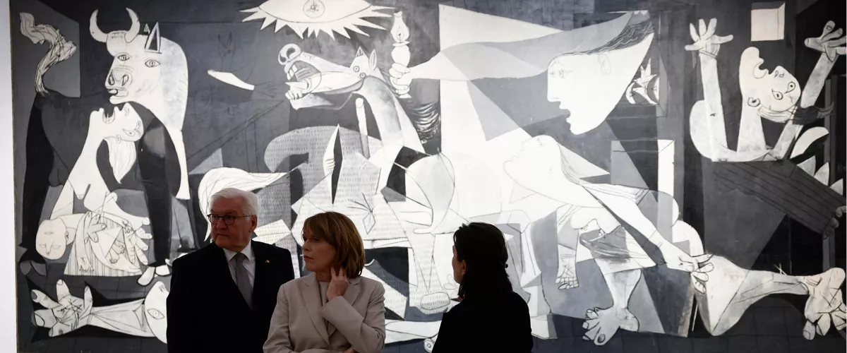 Frank Walter Steinmeier visita el "Guernica" de Picasso