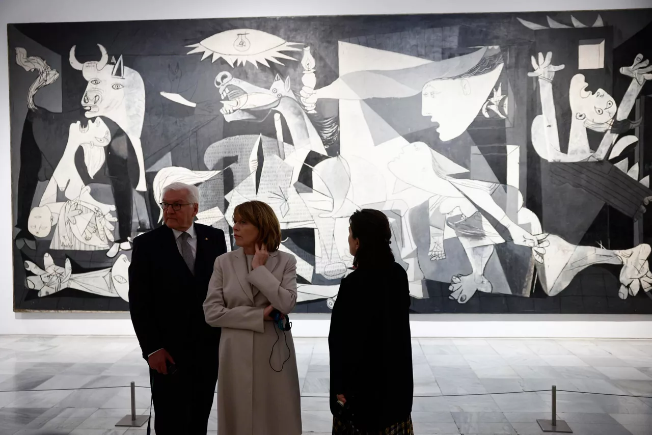 Frank Walter Steinmeier visita el "Guernica" de Picasso