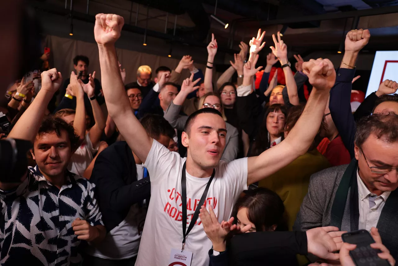 BELGRADE (Serbia), 25/10/2026.- People celebrate at the 'Student List' headquarters following the snap parliamentary election in Belgrade, Serbia, 25 October 2026. Approximately 6.5 million eligible voters were called to the polls to elect lawmakers for a four-year term. (Elecciones, Belgrado) EFE/EPA/ANDREJ CUKIC
