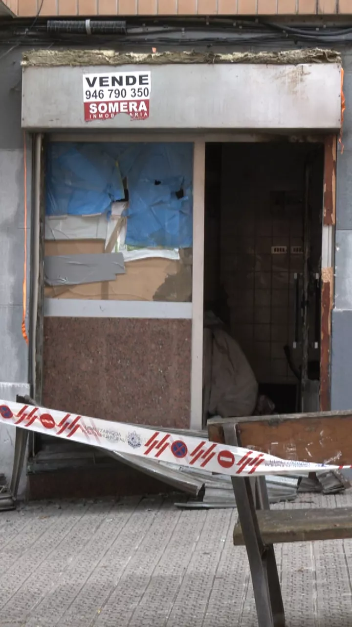 Emakume bat atxilotu dute Bilbon, bikotekidea barruan zela lonja bati su emateagatik
Hainbat lekukok ikusi dute gertatutakoa: atxilotua Atxuri auzoko lonja horren barrura zerbait bota du, eta sua piztu da gero. Emakumearen bikotekidea zegoen barruan, eta Basurtuko Ospitalera eraman dute. 