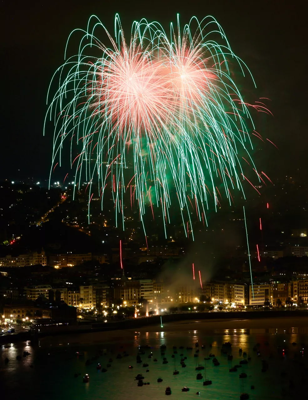 SAN SEBASTIÁN, 13/08/2026.- Colección de Italia lanzados por la empresa Gianni Vaccalluzo, este jueves en la sexta jornada del 61 Concurso Internacional de Fuegos Artificiales de la Semana Grande de San Sebastián. EFE/Javi Colmenero
