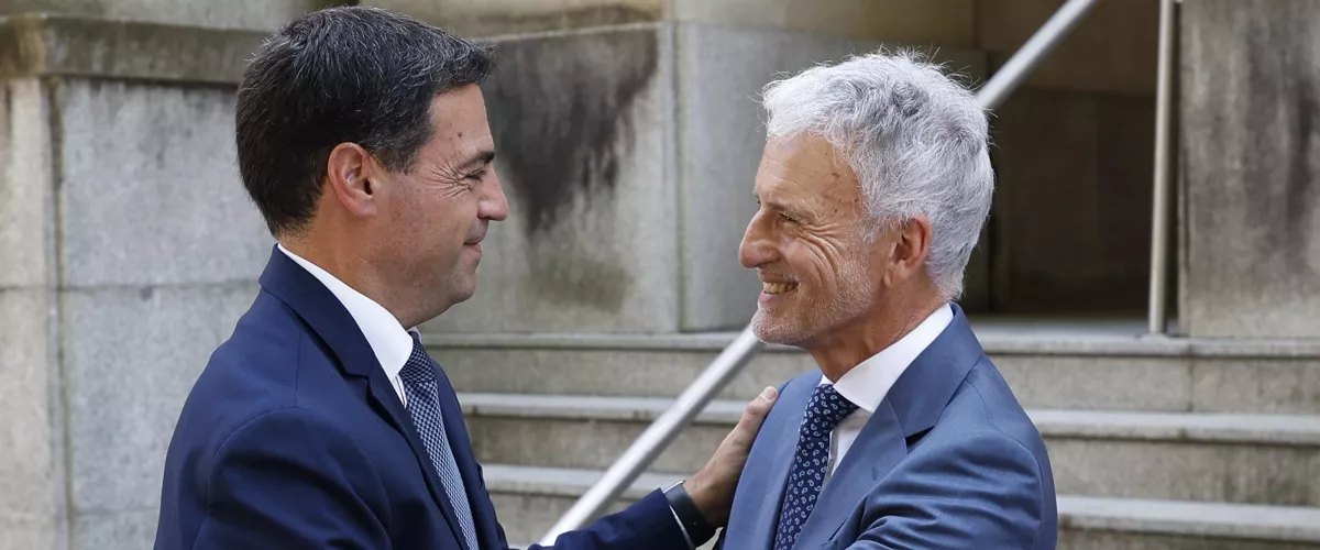 BILBAO, 14/07/2026.- El Palacio de Justicia de Bilbao ha acogido este martes el acto de toma de posesión del presidente del Tribunal Superior de Justicia del País Vasco, Iñaki Subijana (d), tras ser reelegido para continuar en el cargo un nuevo mandato, al que ha asistido el lehendakari Imanol Pradales (i), entre otros. EFE/ Miguel Toña
