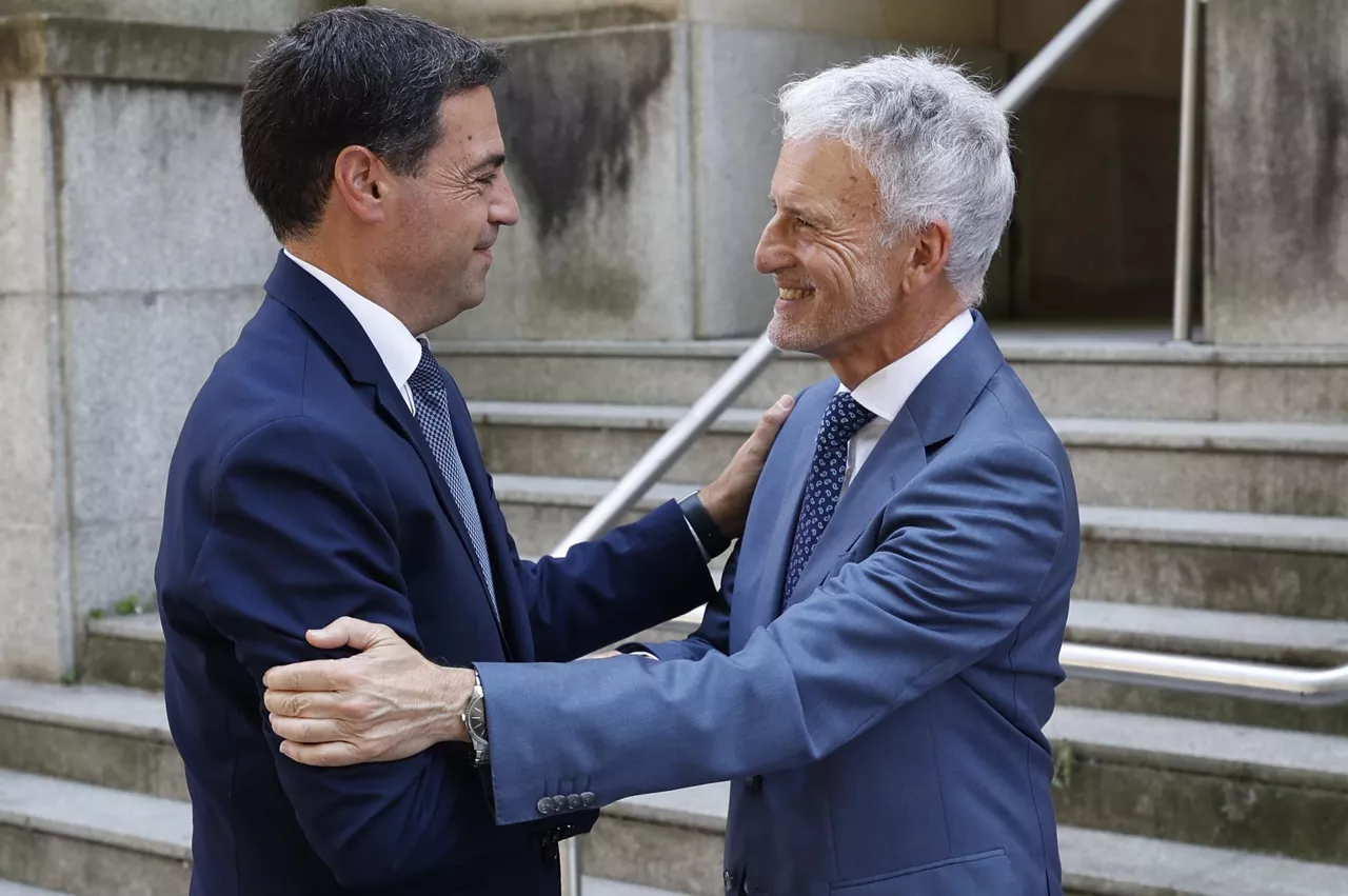 BILBAO, 14/07/2026.- El Palacio de Justicia de Bilbao ha acogido este martes el acto de toma de posesión del presidente del Tribunal Superior de Justicia del País Vasco, Iñaki Subijana (d), tras ser reelegido para continuar en el cargo un nuevo mandato, al que ha asistido el lehendakari Imanol Pradales (i), entre otros. EFE/ Miguel Toña

