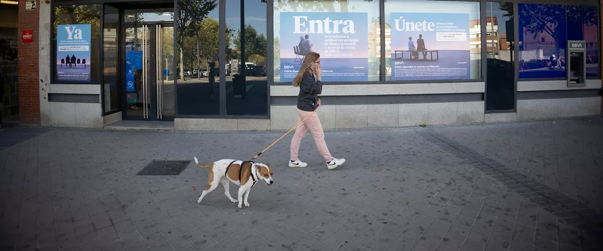 (Foto de ARCHIVO)

Una sucursal del BBVA, a 25 de septiembre de 2025, en Madrid (España). El fondo de comercio positivo, o 'goodwill', que BBVA estima que obtendría por la OPA a Sabadell se ha elevado de los 477 a los 1.580 millones de euros con la mejora de precio de la oferta, según el suplemento del folleto publicado este jueves en la Comisión Nacional del Mercado de Valores (CNMV). Este fondo de comercio se generaría en caso de que BBVA alcanzase el 100% de aceptación en la OPA. Si se queda en el 50%, el 'goodwill' sería de 790 millones de euros, en lugar de los 239 millones que calculaba con el precio anterior.



Eduardo Parra / Europa Press

25 SEPTIEMBRE 2025;BBVA;OPA;SABADELL;RECURSOS;SUCURSAL;BANCO;OFICINA;DINERO;ECONOMÍA;

25/9/2025