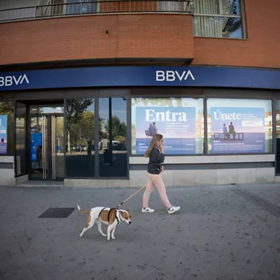 (Foto de ARCHIVO)

Una sucursal del BBVA, a 25 de septiembre de 2025, en Madrid (España). El fondo de comercio positivo, o 'goodwill', que BBVA estima que obtendría por la OPA a Sabadell se ha elevado de los 477 a los 1.580 millones de euros con la mejora de precio de la oferta, según el suplemento del folleto publicado este jueves en la Comisión Nacional del Mercado de Valores (CNMV). Este fondo de comercio se generaría en caso de que BBVA alcanzase el 100% de aceptación en la OPA. Si se queda en el 50%, el 'goodwill' sería de 790 millones de euros, en lugar de los 239 millones que calculaba con el precio anterior.



Eduardo Parra / Europa Press

25 SEPTIEMBRE 2025;BBVA;OPA;SABADELL;RECURSOS;SUCURSAL;BANCO;OFICINA;DINERO;ECONOMÍA;

25/9/2025