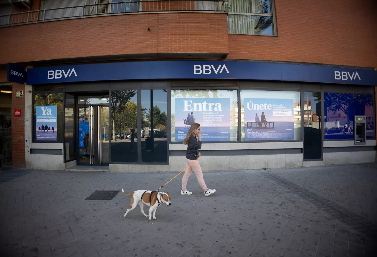 (Foto de ARCHIVO)

Una sucursal del BBVA, a 25 de septiembre de 2025, en Madrid (España). El fondo de comercio positivo, o 'goodwill', que BBVA estima que obtendría por la OPA a Sabadell se ha elevado de los 477 a los 1.580 millones de euros con la mejora de precio de la oferta, según el suplemento del folleto publicado este jueves en la Comisión Nacional del Mercado de Valores (CNMV). Este fondo de comercio se generaría en caso de que BBVA alcanzase el 100% de aceptación en la OPA. Si se queda en el 50%, el 'goodwill' sería de 790 millones de euros, en lugar de los 239 millones que calculaba con el precio anterior.



Eduardo Parra / Europa Press

25 SEPTIEMBRE 2025;BBVA;OPA;SABADELL;RECURSOS;SUCURSAL;BANCO;OFICINA;DINERO;ECONOMÍA;

25/9/2025