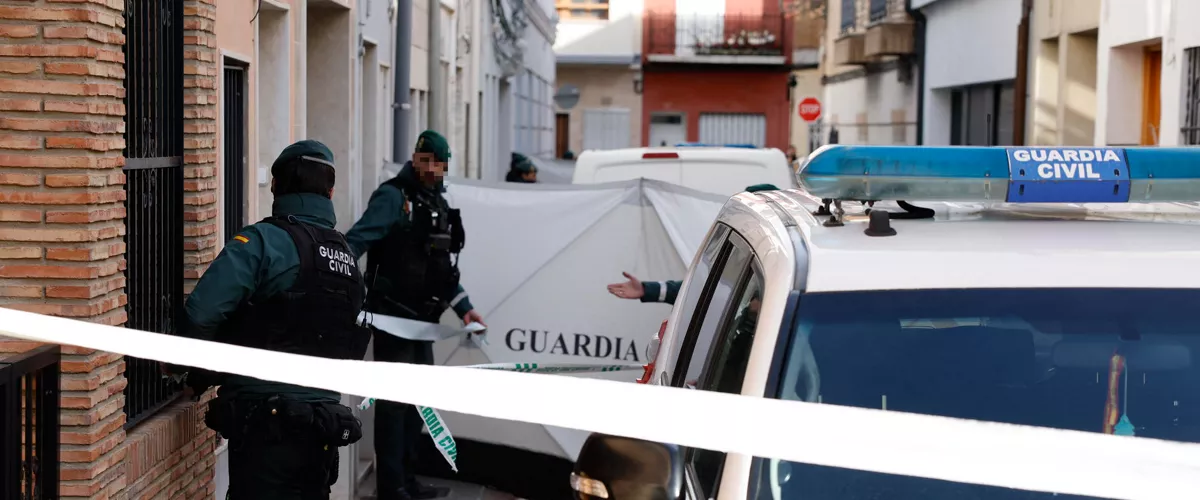 SUECA (VALENCIA) (ESPAÑA), 25/01/2026.- La Guardia Civil se persona este domingo en el lugar donde se ha cometido un asesinato de un menor de 13 años cometido ayer sábado por la tarde en la localidad valenciana de Sueca, después de que un hombre de 48 años se entregase en el cuartel de este municipio y confesase el crimen. EFE/ Ana Escobar

