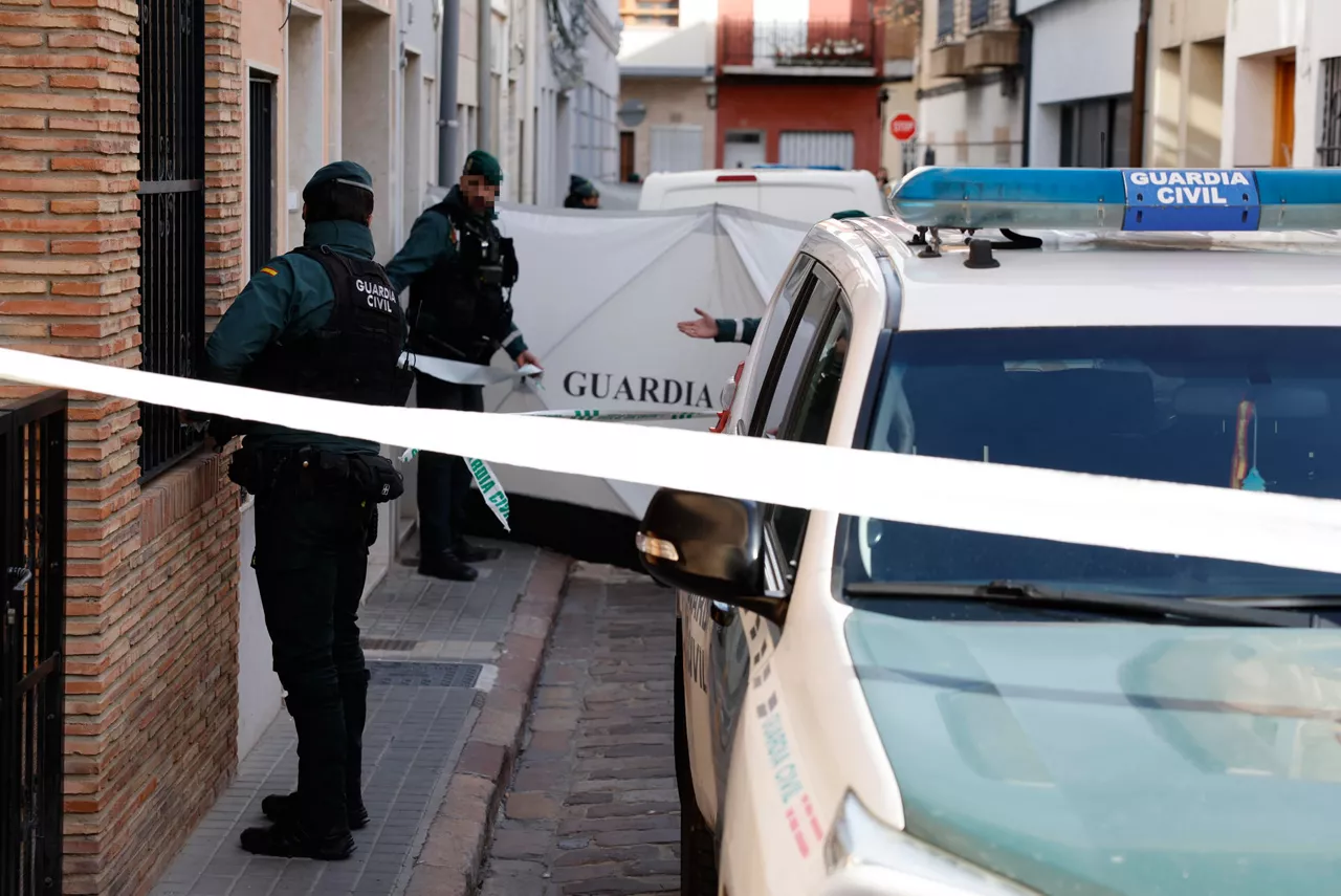 SUECA (VALENCIA) (ESPAÑA), 25/01/2026.- La Guardia Civil se persona este domingo en el lugar donde se ha cometido un asesinato de un menor de 13 años cometido ayer sábado por la tarde en la localidad valenciana de Sueca, después de que un hombre de 48 años se entregase en el cuartel de este municipio y confesase el crimen. EFE/ Ana Escobar
