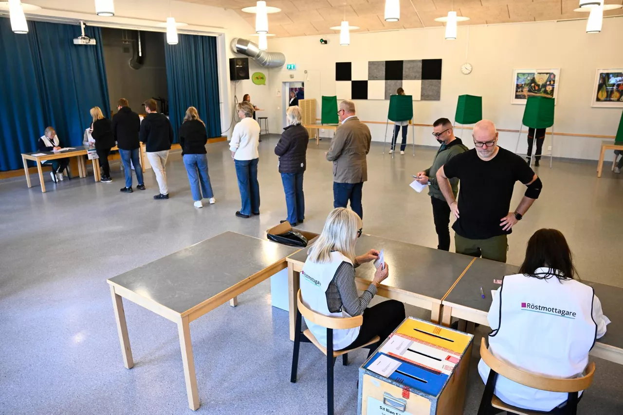 ENKÖPING (Sweden), 13/09/2026.- People cast their votes for Sweden's general election at a polling station in a school in Enkoping, Sweden, 13 September 2026. Sweden's general election takes place on 13 September 2026, with voters electing members of the Riksdag as well as representatives in regional and municipal elections. (Elecciones, Suecia) EFE/EPA/Fredrik Sandberg SWEDEN OUT SWEDEN OUT
