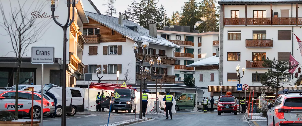 CRANS-MONTANA (Switzerland), 01/01/2026.- Police officers stand near the site where a fire broke out at Le Constellation bar and lounge following an explosion in the early hours of New Year's Eve, in Crans-Montana, Switzerland, 01 January 2026. According to regional media, the incident caused several deaths and injuries, while the exact cause of the blaze was not immediately known, Swiss cantonal police said. (Suiza) EFE/EPA/ALESSANDRO DELLA VALLE
