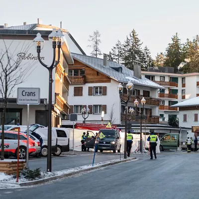 CRANS-MONTANA (Switzerland), 01/01/2026.- Police officers stand near the site where a fire broke out at Le Constellation bar and lounge following an explosion in the early hours of New Year's Eve, in Crans-Montana, Switzerland, 01 January 2026. According to regional media, the incident caused several deaths and injuries, while the exact cause of the blaze was not immediately known, Swiss cantonal police said. (Suiza) EFE/EPA/ALESSANDRO DELLA VALLE
