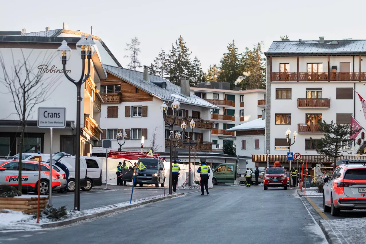 CRANS-MONTANA (Switzerland), 01/01/2026.- Police officers stand near the site where a fire broke out at Le Constellation bar and lounge following an explosion in the early hours of New Year's Eve, in Crans-Montana, Switzerland, 01 January 2026. According to regional media, the incident caused several deaths and injuries, while the exact cause of the blaze was not immediately known, Swiss cantonal police said. (Suiza) EFE/EPA/ALESSANDRO DELLA VALLE
