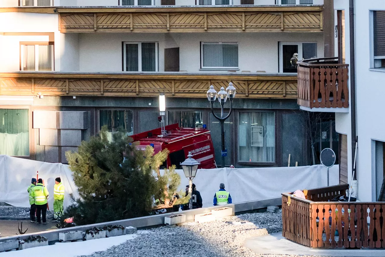CRANS-MONTANA (Switzerland), 01/01/2026.- Police officers stand near the site where a fire broke out at Le Constellation bar and lounge following an explosion in the early hours of New Year's Eve, in Crans-Montana, Switzerland, 01 January 2026. According to regional media, the incident caused several deaths and injuries, while the exact cause of the blaze was not immediately known, Swiss cantonal police said. (Suiza) EFE/EPA/ALESSANDRO DELLA VALLE
