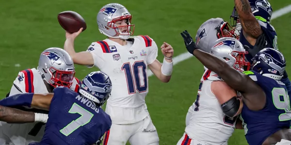 New England Patriotseko Drake Maye quaterbacka pase bat emateko gertu. Argazkia. EFE