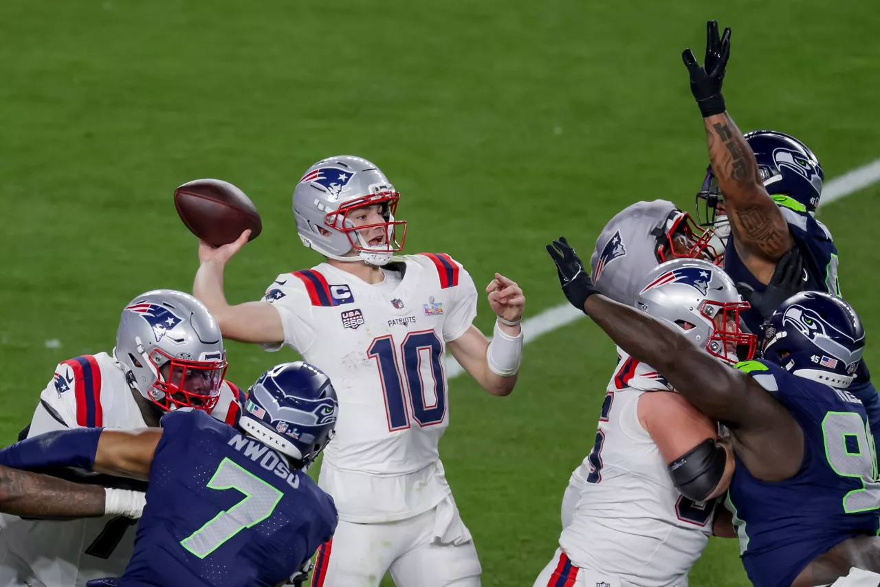SANTA CLARA (United States), 09/02/2026.- New England Patriots quarterback Drake Maye (C) throw an interception against the Seattle Seahawks during the second half of Super Bowl LX between the New England Patriots and the Seattle Seahawks at the Levi's Stadium in Santa Clara, California, USA, 08 February 2026. EFE/EPA/CHRIS TORRES
