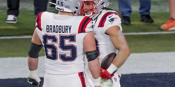 New England Patriots taldeko bi jokalari touchdowna lortu izana ospatzen. Argazkia: EFE