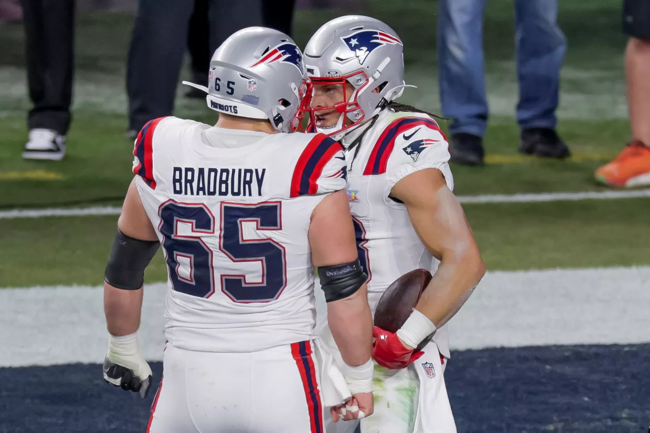SANTA CLARA (United States), 09/02/2026.- New England Patriots wide receiver Mack Hollins (R) celebrates his touchdown reception with Patriots center Garrett Bradbury (L) during the second half of Super Bowl LX between the New England Patriots and the Seattle Seahawks at the Levi's Stadium in Santa Clara, California, USA, 08 February 2026. EFE/EPA/CHRIS TORRES
