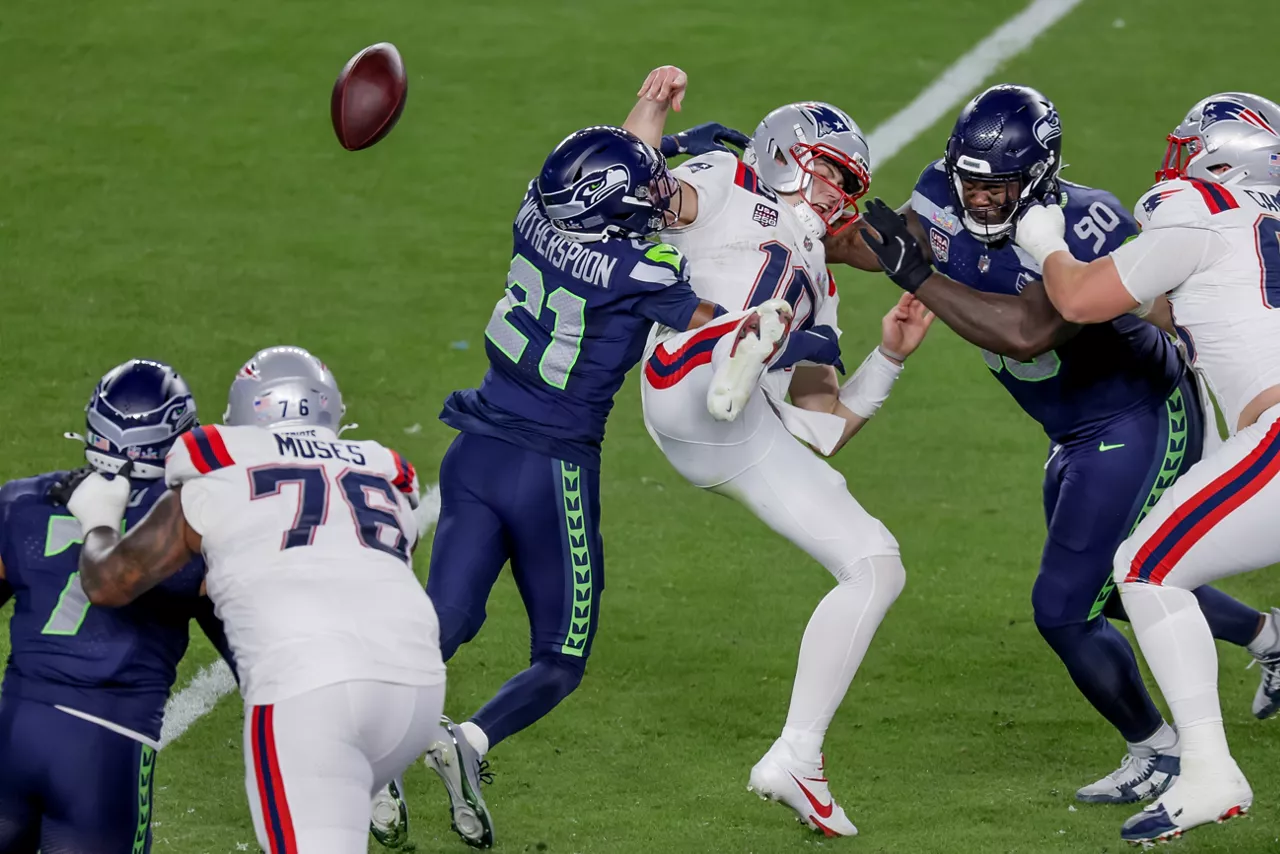 SANTA CLARA (United States), 09/02/2026.- New England Patriots quarterback Drake Maye (2-R) fumbles the ball against Seattle Seahawks cornerback Devon Witherspoon (C) and Seahawks defensive tackle Jarran Reed (R) during the second half of Super Bowl LX between the New England Patriots and the Seattle Seahawks at the Levi's Stadium in Santa Clara, California, USA, 08 February 2026. Seattle Seahawks linebacker Uchenna Nwosu (L) recovered the fumble for a touchdown. EFE/EPA/CHRIS TORRES
