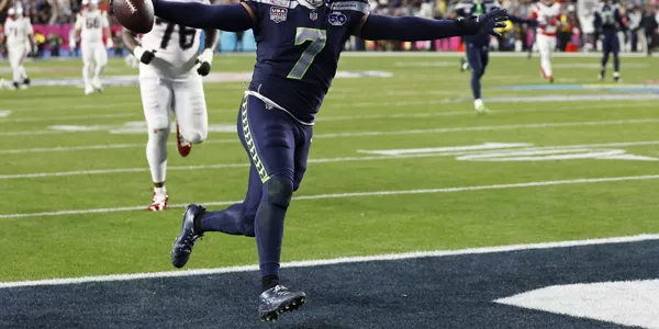Seattle Seahawks taldeko Uchenna Nwosu jokalaria, touchdown bat ospatzen. Argazkia: EFE