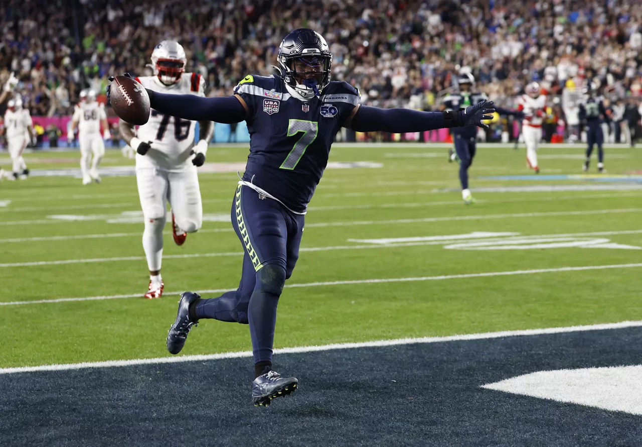 SANTA CLARA (United States), 09/02/2026.- Seattle Seahawks linebacker Uchenna Nwosu reacts as he runs in for a touchdown during the second half of NFL Super Bowl LX between the New England Patriots and the Seattle Seahawks at Levi’s Stadium in Santa Clara, California, USA, 08 February 2026. EFE/EPA/JOHN G. MABANGLO
