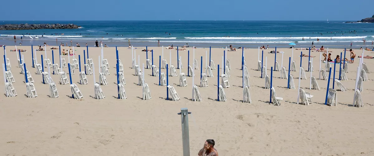 FOTODELDÍA - SAN SEBASTIÁN, 09/06/2025.- Un surfista en la playa de la Zurriola de San Sebastián, este lunes en el que se ha inaugurado la temporada en los arenales de Gipuzkoa. EFE/Juan Herrero
