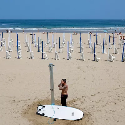 FOTODELDÍA - SAN SEBASTIÁN, 09/06/2025.- Un surfista en la playa de la Zurriola de San Sebastián, este lunes en el que se ha inaugurado la temporada en los arenales de Gipuzkoa. EFE/Juan Herrero
