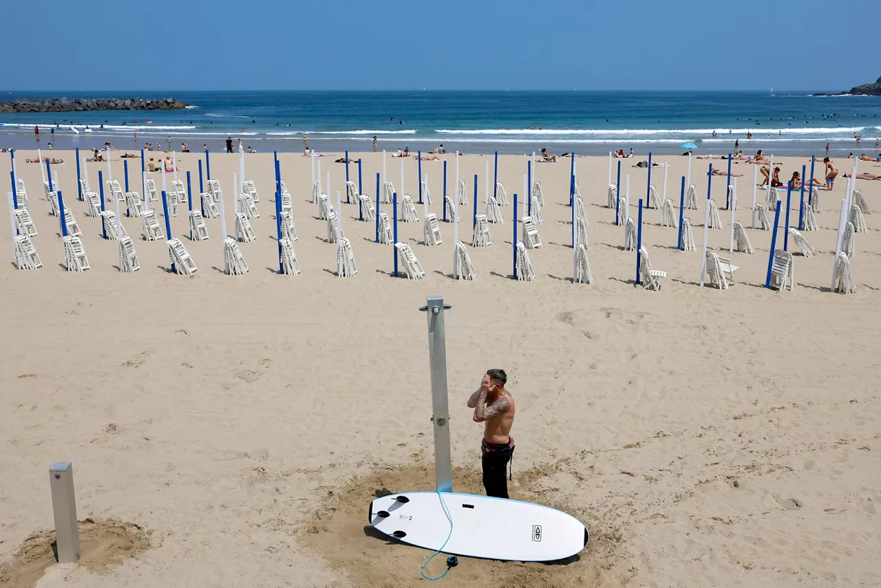 FOTODELDÍA - SAN SEBASTIÁN, 09/06/2025.- Un surfista en la playa de la Zurriola de San Sebastián, este lunes en el que se ha inaugurado la temporada en los arenales de Gipuzkoa. EFE/Juan Herrero
