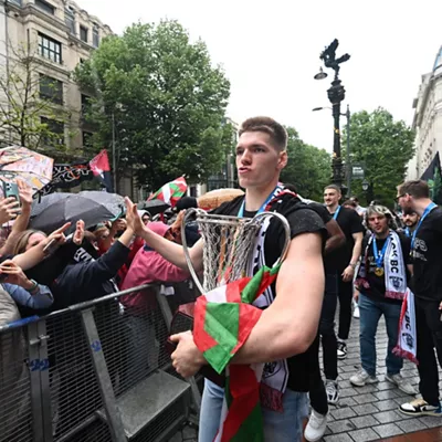 (Foto de ARCHIVO)

Cientos de personas reciben a los jugadores de Surne Bilbao Basket tras alzarse campeones de la FIBA Europe Cup, a 25 de abril de 2025, en Bilbao, Vizcaya, País Vasco (España). El acto de recibimiento ha tenido lugar después de que el pasado miércoles, 23 abril, el Surne Bilbao Basket se alzase campeón de la Fiba Europe Cup, el primer título de su historia, en la final contra el Paok Salónica en la ciudad griega.



David de Haro / Europa Press

25 ABRIL 2025;SURNE;BILBO;EUSKADI;BALONCESTO;

25/4/2025