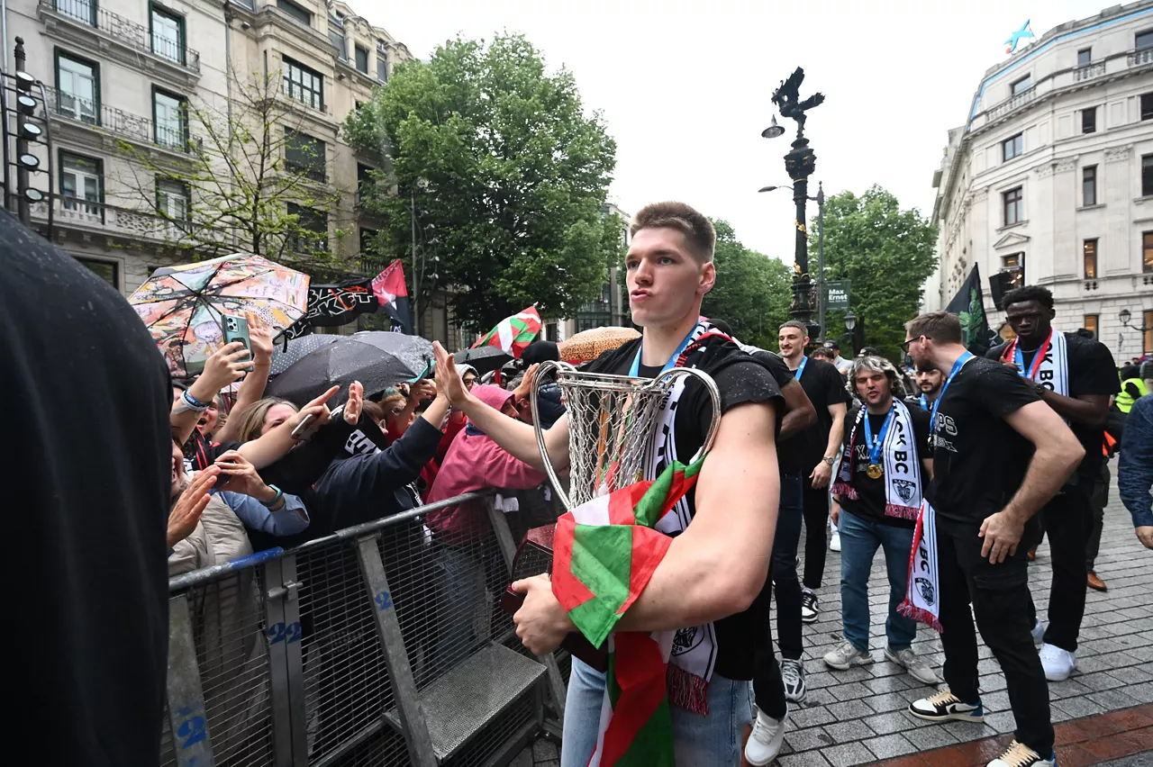 (Foto de ARCHIVO)

Cientos de personas reciben a los jugadores de Surne Bilbao Basket tras alzarse campeones de la FIBA Europe Cup, a 25 de abril de 2025, en Bilbao, Vizcaya, País Vasco (España). El acto de recibimiento ha tenido lugar después de que el pasado miércoles, 23 abril, el Surne Bilbao Basket se alzase campeón de la Fiba Europe Cup, el primer título de su historia, en la final contra el Paok Salónica en la ciudad griega.



David de Haro / Europa Press

25 ABRIL 2025;SURNE;BILBO;EUSKADI;BALONCESTO;

25/4/2025