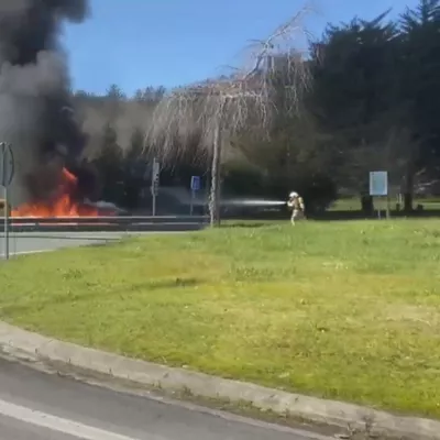 Se incendia un vehículo averiado junto a una glorieta en Arantzazu