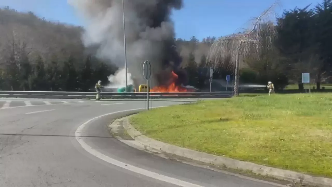 Se incendia un vehículo averiado junto a una glorieta en Arantzazu