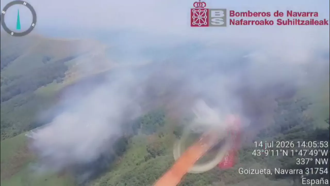 Los bomberos están interviniendo para extinguir un incendio forestal declarado este martes en el paraje de Aitasemegi, en el término municipal de Goizueta (Navarra). El fuego afecta a una zona de pasto y hayedo y, por el momento, no se han registrado personas afectadas, según ha informado SOS Navarra.
El centro de coordinación ha recibido el aviso del incendio a las 12:51 horas. Además, ha precisado que el fuego se localiza en una zona de difícil acceso, lo que complica las labores de extinción.
Para hacer frente al incendio se han movilizado efectivos de los parques de bomberos de Cordovilla y Goizueta, así como la Brigada Helitransportada de Incendios Forestales (BHIF). En el operativo también participan dos helicópteros, guardas forestales de Medio Ambiente, agentes de la Policía Foral y el alguacil de la zona.
