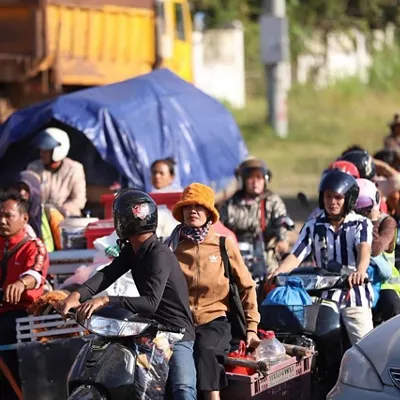 Oddar Meanchey Province (Cambodia), 08/12/2025.- A handout photo made available by Agence Kampuchea Presse (AKP) shows people fleeing from a disputed area along a street in Oddar Meanchey Province, Cambodia, 08 December 2025. Monks and villagers in Preah Vihear and Oddar Meanchey are urgently evacuating after Thai forces launched heavy shelling early this morning. Artillery rounds struck Cambodian villages several kilometers inside the border, forcing more than 1,157 families to leave their homes and seek refuge in safer areas. Local authorities and emergency teams are working continuously to relocate residents and prevent further casualties as the situation remains tense. (Camboya, Tailandia) EFE/EPA/Agence Kampuchea Presse (AKP) / HANDOUT HANDOUT EDITORIAL USE ONLY/NO SALES
