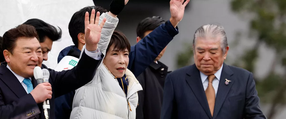 TOKYO (Japan), 07/02/2026.- Japanese Prime Minister and leader of the ruling Liberal Democratic Party (LDP) Sanae Takaichi (C) waves to supporters during an election campaign rally in Tokyo, Japan, 07 February 2026, the last day of the campaign for Japan’s general elections. Japanese voters are set to go to the polls on 08 February 2026 in the country's shortest modern campaign, following Prime Minister Sanae Takaichi's call for an early election. (Elecciones, Japón, Tokio) EFE/EPA/FRANCK ROBICHON

