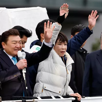 TOKYO (Japan), 07/02/2026.- Japanese Prime Minister and leader of the ruling Liberal Democratic Party (LDP) Sanae Takaichi (C) waves to supporters during an election campaign rally in Tokyo, Japan, 07 February 2026, the last day of the campaign for Japan’s general elections. Japanese voters are set to go to the polls on 08 February 2026 in the country's shortest modern campaign, following Prime Minister Sanae Takaichi's call for an early election. (Elecciones, Japón, Tokio) EFE/EPA/FRANCK ROBICHON
