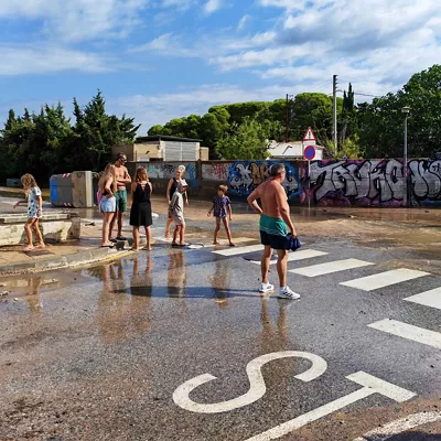 RODA DE BERÁ (TARRAGONA), 22/08/2026.- Las lluvias torrenciales caídas en la provincia de Tarragona en las últimas horas han obligado a cortar carreteras y han afectado a varias líneas de tren de Rodalies durante la madrugada y las primeras horas de la mañana de este sábado. EFE/Javier Díaz
