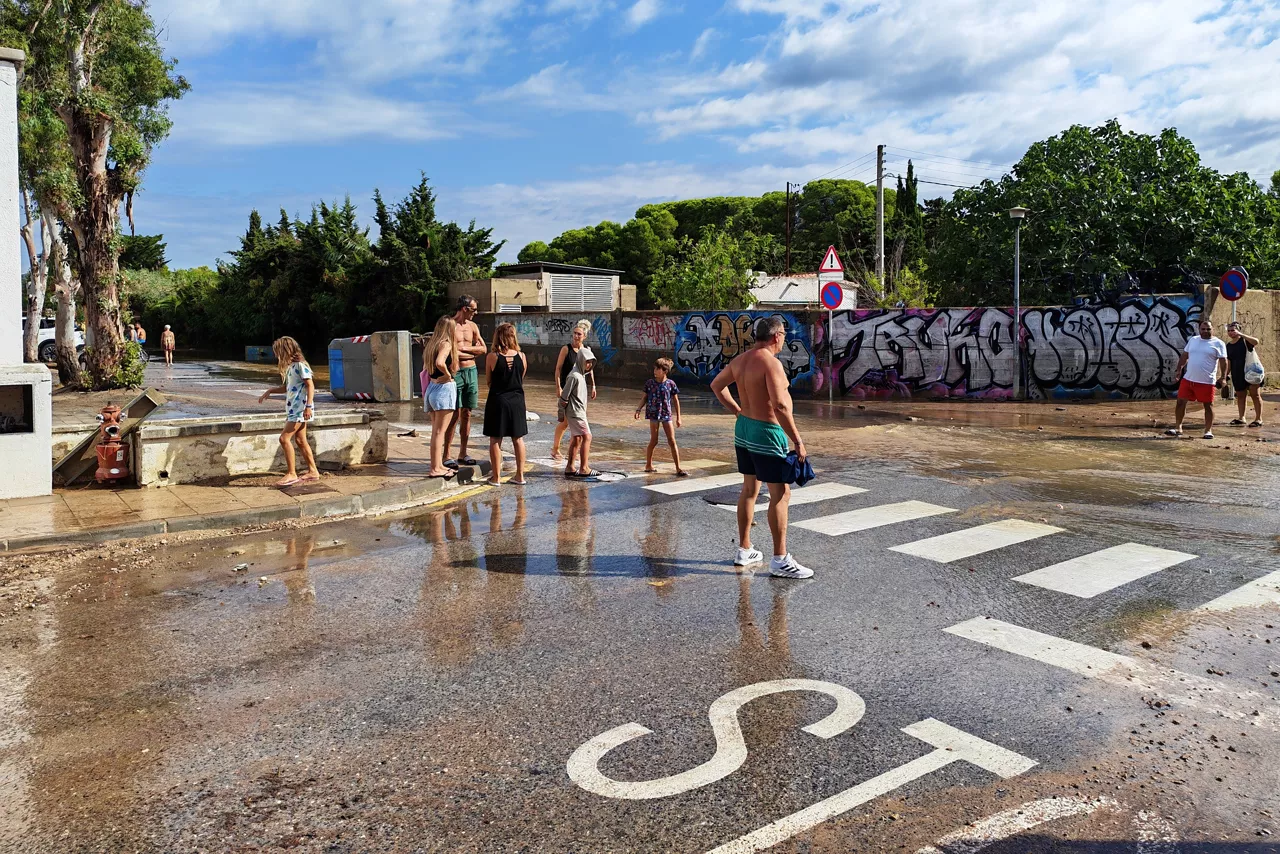 RODA DE BERÁ (TARRAGONA), 22/08/2026.- Las lluvias torrenciales caídas en la provincia de Tarragona en las últimas horas han obligado a cortar carreteras y han afectado a varias líneas de tren de Rodalies durante la madrugada y las primeras horas de la mañana de este sábado. EFE/Javier Díaz
