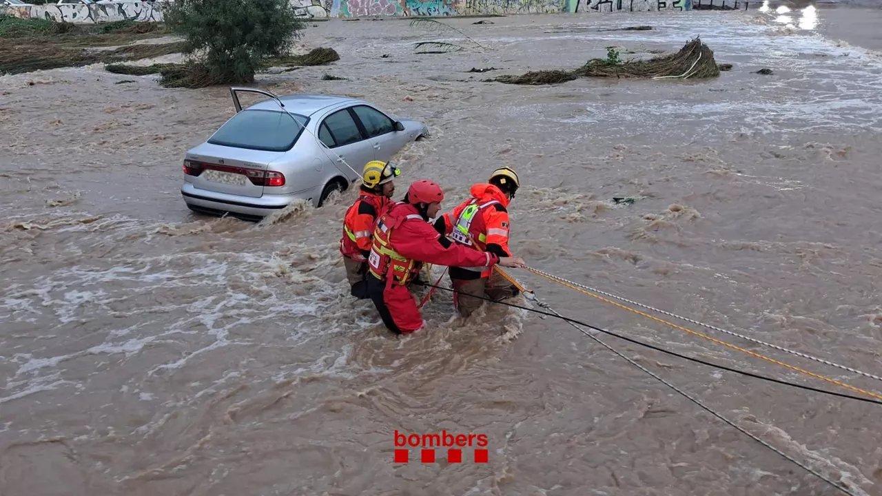 TARRAGONA, 22/08/2026.- Las lluvias torrenciales caídas en la provincia de Tarragona en las últimas horas han obligado a cortar carreteras y han afectado a varias líneas de tren de Rodalies durante la madrugada y las primeras horas de la mañana de este sábado. EFE/ Bombers **SOLO USO EDITORIAL/SOLO DISPONIBLE PARA ILUSTRAR LA NOTICIA QUE ACOMPAÑA (CRÉDITO OBLIGATORIO)***

