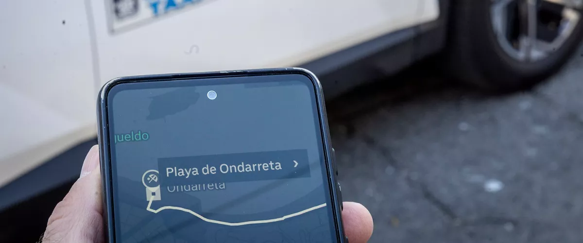 SAN SEBASTIÁN, 18/02/2026.- Una presona utiliza la aplicación de Uber este miércoles en San Sebastián. Uber inicia hoy su actividad en la capital guipuzcoana, donde ofrecerá servicios urbanos y trayectos que tengan inicio o destino en la capital donostiarra con una flota integrada por treinta vehículos eléctricos. Fuentes de la compañía han indicado a EFE que Uber recala en Gipuzkoa con licencias VTC otorgadas por la Diputación de Bizkaia. EFE/Javier Etxezarreta
