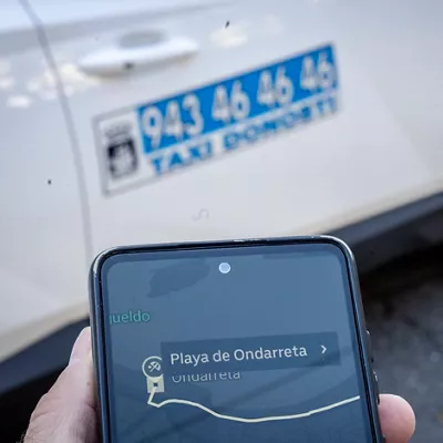 SAN SEBASTIÁN, 18/02/2026.- Una presona utiliza la aplicación de Uber este miércoles en San Sebastián. Uber inicia hoy su actividad en la capital guipuzcoana, donde ofrecerá servicios urbanos y trayectos que tengan inicio o destino en la capital donostiarra con una flota integrada por treinta vehículos eléctricos. Fuentes de la compañía han indicado a EFE que Uber recala en Gipuzkoa con licencias VTC otorgadas por la Diputación de Bizkaia. EFE/Javier Etxezarreta
