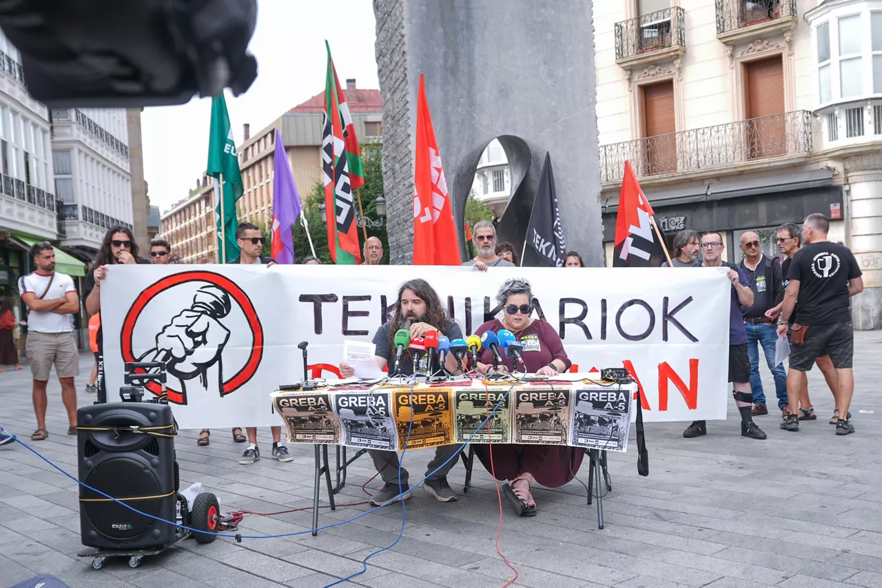 Los representantes sindicales de los Técnicos de espectáculos y eventos informan de la huelga, en la plaza General Loma,a 3 de agosto de 2026, en Vitoria-Gasteiz, Álava, País Vasco (España). Denuncian el bloqueo patronal de su primer convenio y exigen condiciones dignas, y por ello irán ala huelga el próximo 5 de agosto.



Iñaki Berasaluce / Europa Press

03/8/2026