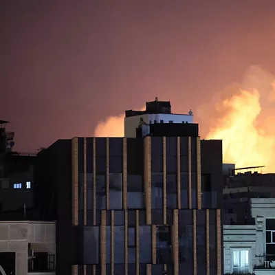 TEHRAN (IRAN(Islamic Republic Of)), 01/03/2026.- Smoke and flames rise behind buildings after an explosion on the second consecutive day of strikes by the US and Israel, in Tehran, Iran, 01 March 2026. A joint Israeli and US military operation continues on its second day after targeting multiple locations across Iran in the early hours of 28 February 2026, with Iran later launching retaliatory attacks. (Teherán) EFE/EPA/ABEDIN TAHERKENAREH
