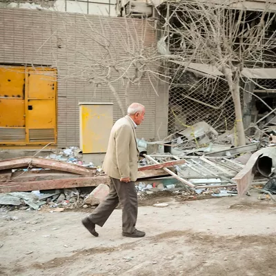 TEHERÁN (IRÁN), 02/03/2026.- Un hombre camina este lunes entre las ruinas de un edificio bombardeado en la noche del 26 de marzo en un ataque israelí-estadounidense en plaza Nilufar en el este de Teherán (Irán). Los bombardeos contra Irán ya han entrado en su tercer día: la Media Luna Roja elevó este lunes el número de muertos en Irán hasta los 555. Pero una de las claves de la jornada es que las operaciones del Ejército israelí ya se han extendido al Líbano. EFE/ Jaime León
