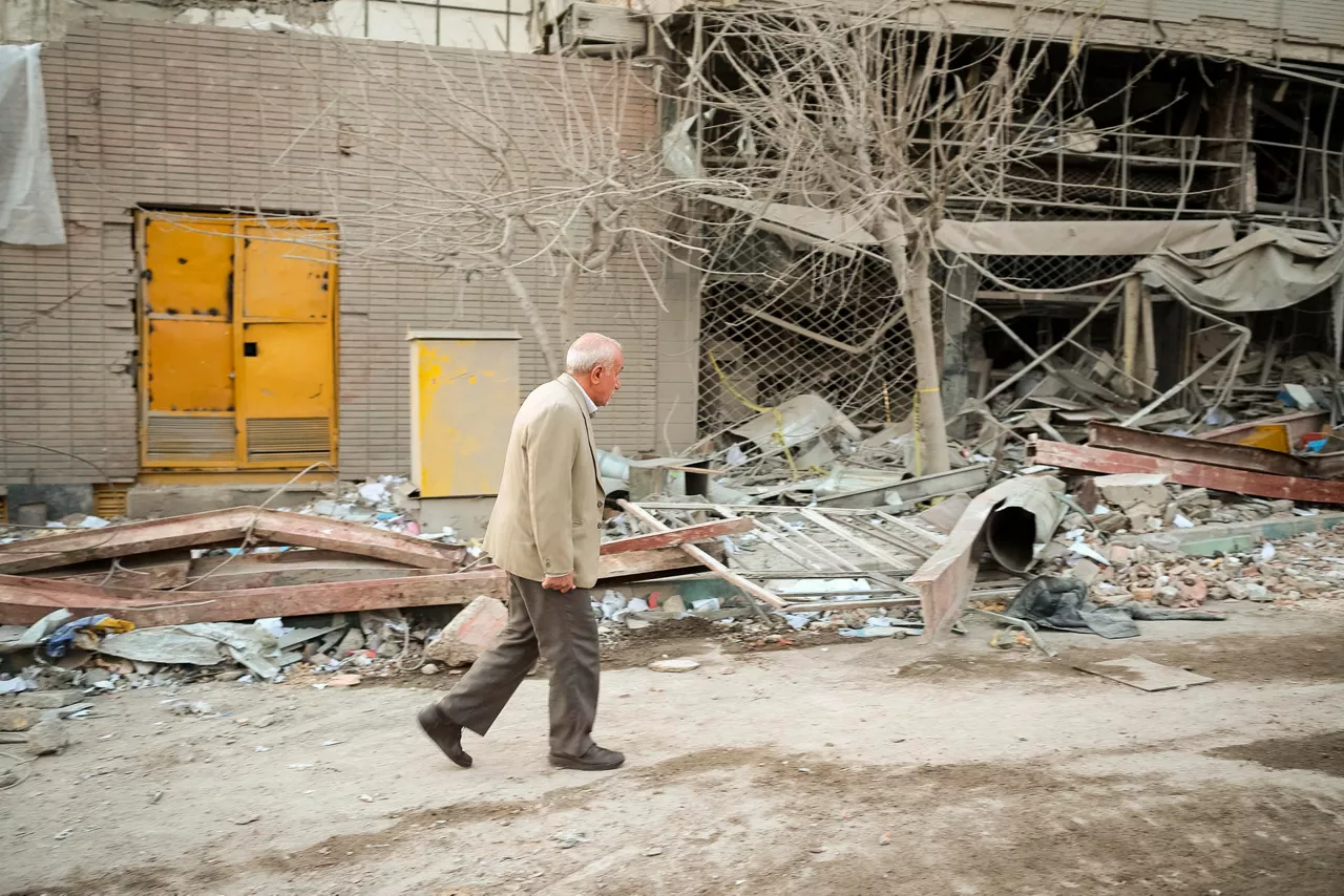 TEHERÁN (IRÁN), 02/03/2026.- Un hombre camina este lunes entre las ruinas de un edificio bombardeado en la noche del 26 de marzo en un ataque israelí-estadounidense en plaza Nilufar en el este de Teherán (Irán). Los bombardeos contra Irán ya han entrado en su tercer día: la Media Luna Roja elevó este lunes el número de muertos en Irán hasta los 555. Pero una de las claves de la jornada es que las operaciones del Ejército israelí ya se han extendido al Líbano. EFE/ Jaime León
