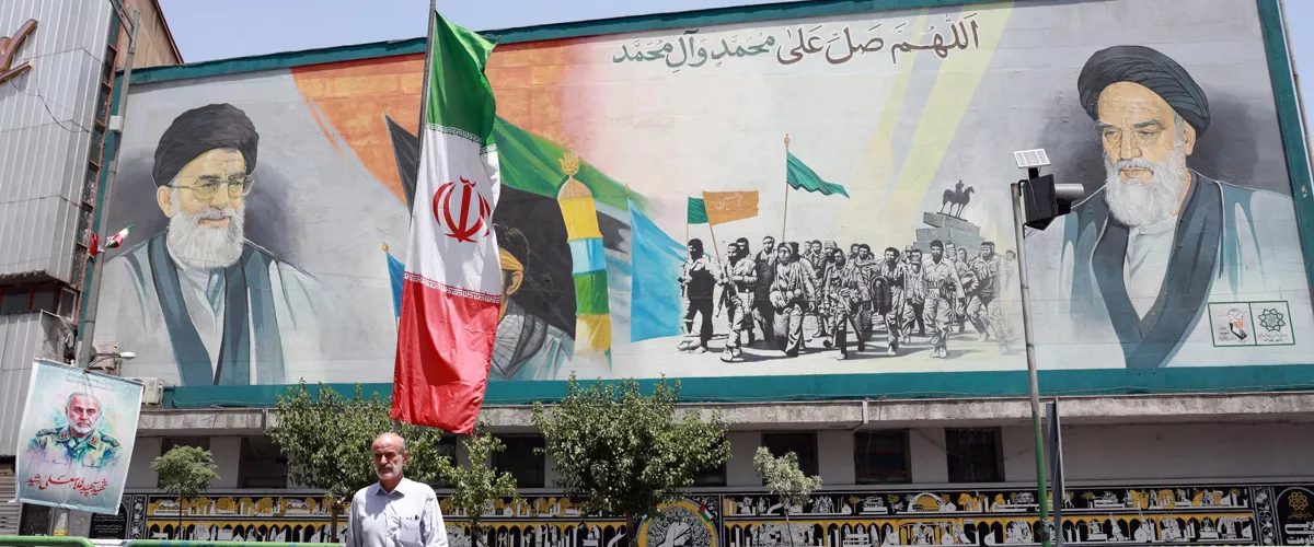 TEHRAN (IRAN(Islamic Republic Of)), 24/06/2025.- An Iranian man walks past a wall painting of Iran's Supreme Leader Ayatollah Ali Khamenei (Top-L) and late Supreme Leader Ayatollah Ruhollah Khomeini (Top-R) in Tehran, Iran, 24 June 2025. Israel's military on 24 June, accused Iran of violating a ceasefire by launching missiles into Israeli airspace. Iran's General Staff of the Armed Forces Abdolrahim Mousavi denied firing any missiles towards Israel, Iranian state media reported. (Teherán) EFE/EPA/ABEDIN TAHERKENAREH
