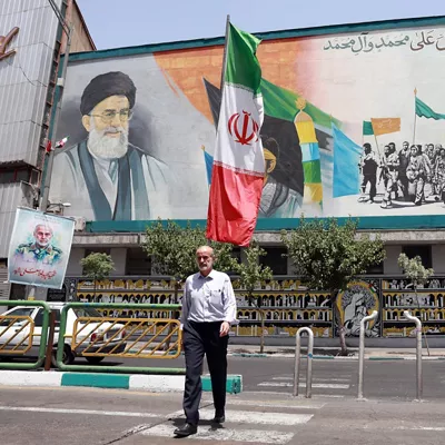 TEHRAN (IRAN(Islamic Republic Of)), 24/06/2025.- An Iranian man walks past a wall painting of Iran's Supreme Leader Ayatollah Ali Khamenei (Top-L) and late Supreme Leader Ayatollah Ruhollah Khomeini (Top-R) in Tehran, Iran, 24 June 2025. Israel's military on 24 June, accused Iran of violating a ceasefire by launching missiles into Israeli airspace. Iran's General Staff of the Armed Forces Abdolrahim Mousavi denied firing any missiles towards Israel, Iranian state media reported. (Teherán) EFE/EPA/ABEDIN TAHERKENAREH
