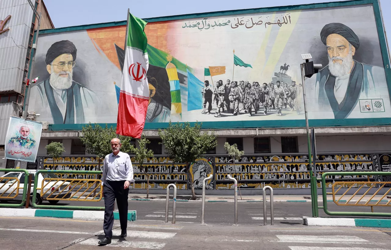 TEHRAN (IRAN(Islamic Republic Of)), 24/06/2025.- An Iranian man walks past a wall painting of Iran's Supreme Leader Ayatollah Ali Khamenei (Top-L) and late Supreme Leader Ayatollah Ruhollah Khomeini (Top-R) in Tehran, Iran, 24 June 2025. Israel's military on 24 June, accused Iran of violating a ceasefire by launching missiles into Israeli airspace. Iran's General Staff of the Armed Forces Abdolrahim Mousavi denied firing any missiles towards Israel, Iranian state media reported. (Teherán) EFE/EPA/ABEDIN TAHERKENAREH
