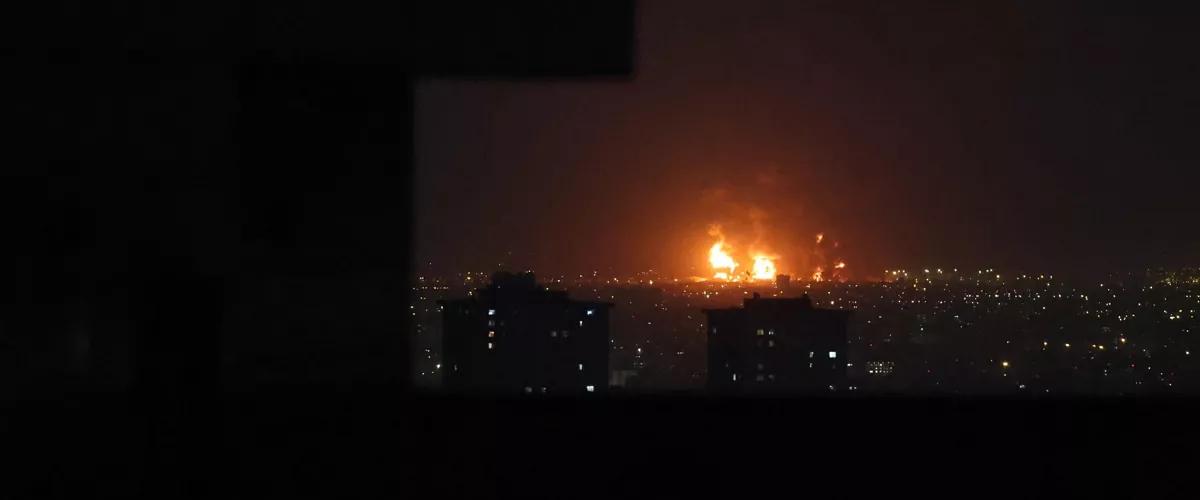 TEHRAN (IRAN (Islamic Republic Of)), 07/03/2026.- Smoke rises from Tehran's oil refinery after airstrikes in Tehran, Iran, 07 March 2026. A joint Israeli and US military operation continues to target multiple locations across Iran since the early hours of 28 February 2026. (Teherán) EFE/EPA/ABEDIN TAHERKENAREH
